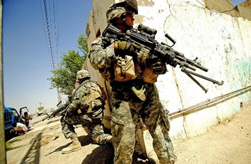 写真:迷彩戦闘服姿の兵士